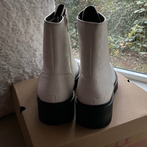 WHITE CROCO BOOTS SGR-KAEDY SZ 9 NWT by SUGAR - Picture 4 of 12